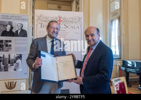 Paolo Besana con il Sovrintendente e Direttore Artistico del Teatro alla Scala Dominique Meyer durante la Presentazione del ritrovamento del manoscritto del libretto della Forza del destino di Francesco Maria Piave al Teatro alla Scala di Milano - Milano, Italia - Martedì, 3 Dicembre 2024 (foto Stefano Porta/LaPresse) présentation du manuscrit italien de la Scala de Milan, mardi 2024 décembre de la Scala de la Scalo de la Scalo de Milan (photo Stefano Porta/LaPresse) Banque D'Images