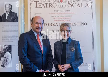 Il Sovrintendente e Direttore Artistico del Teatro alla Scala Dominique Meyer con la scopritrice del manoscritto Laura Nicora durante la Presentazione del ritrovamento del manoscritto del libretto della Forza del destino di Francesco Maria Piave al Teatro alla Scala di Milano - Milano - Milano, Italia - Martedì, 3 Dicto Stefano 2024 (foto Stefano Porta/LaPresse de la Porta de Milan Porta de la Scalo de la Scalo de Milan) Italie - mardi 3 décembre 2024 (photo Stefano Porta/LaPresse) Banque D'Images