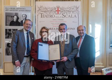 Paolo Besana con Donatella Brunazzi Direttrice del Museo della Scala il Proprietario Carlo Hruby e il Sovrintendente e Direttore Artistico del Teatro alla Scala Dominique Meyer durante la Presentazione del ritrovamento del manoscritto del libretto della Forza del destino di Francesco Maria Piave al Teatro alla Scala di Milano - Milano - Milan, Italia - Marted& xec/2024 présentation de la trouvaille du manuscrit du livret de Forza del Destino par Francesco Maria Piave au Teatro alla Scala de Milan - Milan, Italie - mardi 3 décembre 2024 (photo Stef Banque D'Images