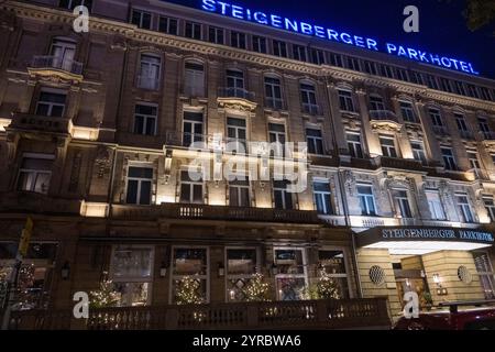 Façade décorée de Noël du Steigenberger Parkhotel à Corneliusplatz sur Königsallee à Düsseldorf, NRW, Allemagne, 29 novembre 2024 Banque D'Images