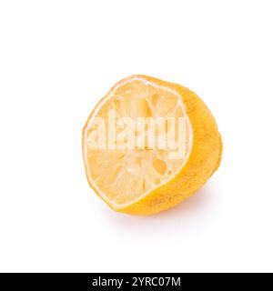 Moitié de vieux citron isolé sur fond blanc Banque D'Images