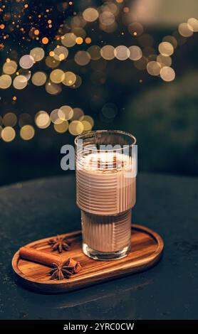Chocolat chaud festif de noël garni de chocolat râpé Banque D'Images