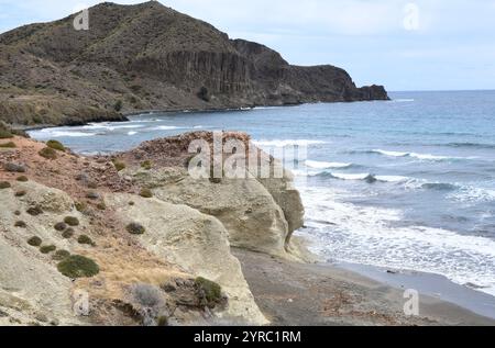 Cabo de Gata, côte à la Isleta del Moro Arráez. Almería, Andalousie, Espagne.. Almería, andalousie, Espagne. Banque D'Images