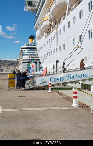 Marseille, France - 03 décembre 2024 : panneau de port pour le service de navette avec flèche bleue et icône de bus. Les gens et les véhicules dans le port animé de retour Banque D'Images