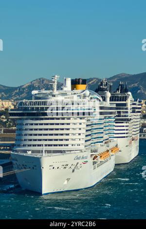 Marseille, France - 03 décembre 2024 : bateau de croisière avec entonnoir jaune amarré au port de Marseille, avec un paysage urbain pittoresque et des collines en arrière-plan, b Banque D'Images