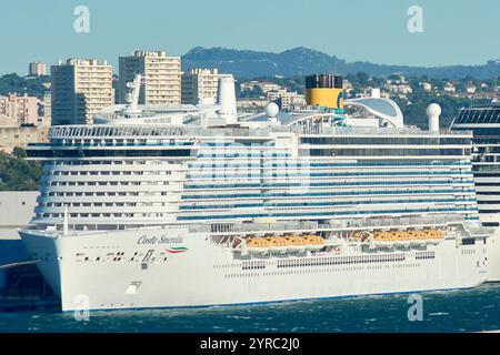 Marseille, France - 03 décembre 2024 : bateaux de croisière amarrés au port de Marseille, avec la ville et les montagnes en arrière-plan, mettant en évidence le p Banque D'Images