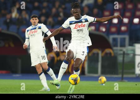 Rome, Italie. 02 décembre 2024. Kossounou d'Atalanta vu en action lors du championnat italien de football Serie A Enilive 2024-2025 match COMME Roma vs Atalanta Bergamasca Calcio au Stadio Olimpico. Score final ; AS Roma 0 : 2 Atalanta Bergamasca Calcio. (Photo de Marco Iacobucci/SOPA images/Sipa USA) crédit : Sipa USA/Alamy Live News Banque D'Images