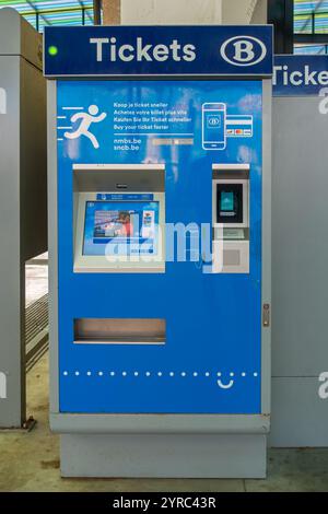 Gros plan du distributeur automatique de billets de train / tvm dans la gare NMBS en Flandre, Belgique Banque D'Images