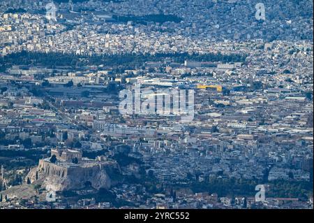 Gel temporaire des nouvelles locations à court terme dans les propriétés résidentielles et commerciales d'Athènes avec l'Acropole d'Athènes. La Grèce imposera un gel temporaire des nouveaux permis de location à court terme dans les zones du centre d’Athènes à compter du 1er janvier 2025, en espérant que la mesure augmentera le nombre de logements disponibles pour la location à long terme et soulagera la crise actuelle du logement. Athènes Grèce Copyright : xNicolasxKoutsokostasxNicolasxKoutsokostasx DSC 202412030349 Banque D'Images