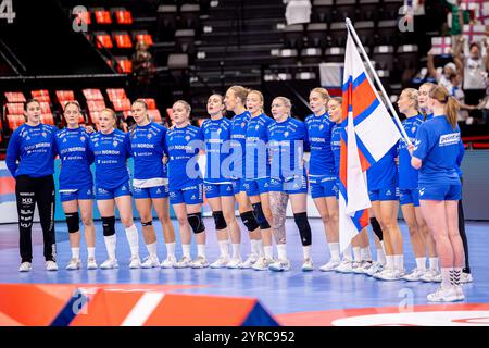 Bâle, Suisse. 03 décembre 2024. Bâle, Suisse, 03 décembre 2024 : joueuses des Féroé lors de l'hymne avant le match féminin de l'EHF Euro 2024 entre les Féroé et le Danemark au Jakobshalle à Bâle, Suisse. Philipp Kresnik (Philipp Kresnik/SPP) crédit : SPP Sport Press photo. /Alamy Live News Banque D'Images