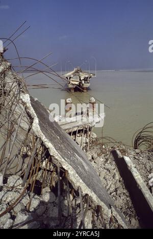 Première Guerre du Golfe : 15 mars 1991 le pont détruit vers l'île de Bubiyan dans le nord-est du Koweït, bombardé par des avions de l'USAF dans la guerre aérienne avec l'Irak. Le pont a finalement été réparé en 1999. Banque D'Images