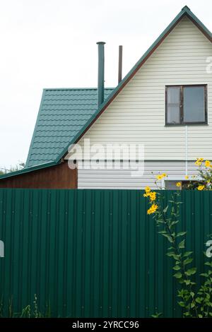 Moscou, Russie - 20 août 2024 : une photographie d'une maison traditionnelle russe en bois dans le village d'Ashitkovo, mettant en valeur les détails complexes de l'architecte rural Banque D'Images