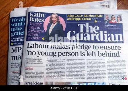 "Labour Makes Pledge to veiller à ce qu'aucun jeune ne soit laissé pour compte" page d'accueil du journal Guardian 26 novembre 2024 Londres Royaume-Uni Banque D'Images