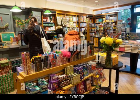 Les gens qui achètent dans la librairie Waterstones à Noël regardent des livres pour des cadeaux sur l'étagère Carmarthen pays de Galles UK 2024 KATHY DEWITT Banque D'Images