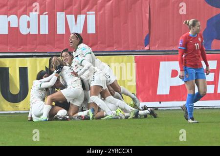 Teplice, République tchèque. 03 décembre 2024. Les joueuses du Portugal célèbrent un but lors du match de qualification éliminatoire du 2e tour de la Coupe d'Europe de football féminin République tchèque vs Portugal à Teplice, République tchèque, le 3 décembre 2024. À droite se trouve Tereza Krejcirikova de la République tchèque. Crédit : Ondrej Hajek/CTK photo/Alamy Live News Banque D'Images