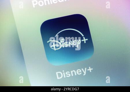 OSTRAVA, TCHÉQUIE - 27 JUILLET 2024 : application mobile Disney plus pour le service de streaming sur l'écran LCD de l'appareil iOS Banque D'Images