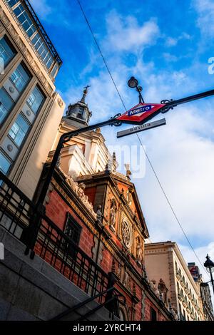Madrid, Espagne - 9 novembre 2024 : station de métro Sevilla dans le centre de Madrid. Vue en angle bas Banque D'Images