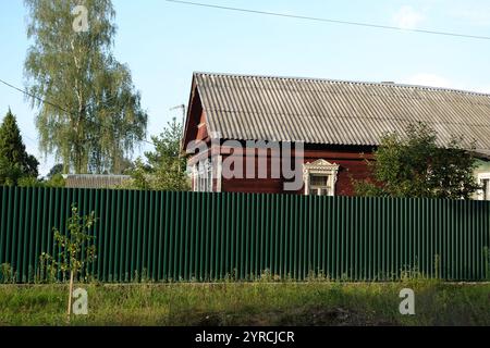 Moscou, Russie - 20 août 2024 : une photographie d'une maison traditionnelle russe en bois dans le village d'Ashitkovo, mettant en valeur les détails complexes de l'architecte rural Banque D'Images