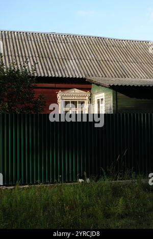 Moscou, Russie - 20 août 2024 : une photographie d'une maison traditionnelle russe en bois dans le village d'Ashitkovo, mettant en valeur les détails complexes de l'architecte rural Banque D'Images