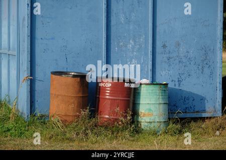 Moscou, Russie - 20 août 2024 : un hangar bleu avec trois tonneaux en face, situé dans la campagne pittoresque du village d'Ashitkovo Banque D'Images