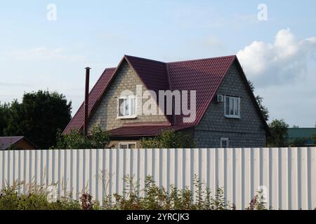 Moscou, Russie - 20 août 2024 : une photographie d'une maison traditionnelle russe en bois dans le village d'Ashitkovo, mettant en valeur les détails complexes de l'architecte rural Banque D'Images