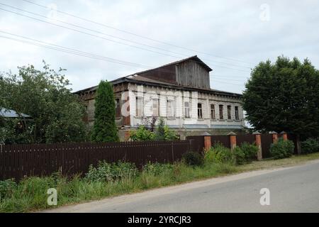 Moscou, Russie - 20 août 2024 : une photographie d'une maison traditionnelle russe en bois dans le village d'Ashitkovo, mettant en valeur les détails complexes de l'architecte rural Banque D'Images