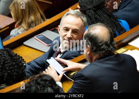 Paris, France. 03 décembre 2024. Emmanuel Grégoire s’entretient avec François Hollande lors d’une séance de questions au gouvernement à l’Assemblée nationale à Paris, le 3 décembre 2024. Le 3 décembre 2024, la Conférence des présidents de l'Assemblée nationale devrait décider de la date du débat et du vote sur une motion de censure, qui a toutes les chances d'être approuvée, le Nouveau Front populaire (NFP) et le rassemblement National (RN) ayant annoncé qu'ils voteraient en sa faveur. Photo Raphael Lafargue/ABACAPRESS. COM Credit : Abaca Press/Alamy Live News Banque D'Images