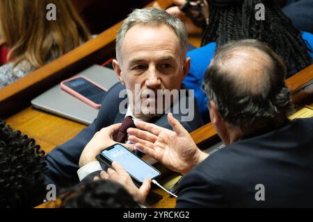 Paris, France. 03 décembre 2024. Emmanuel Grégoire s’entretient avec François Hollande lors d’une séance de questions au gouvernement à l’Assemblée nationale à Paris, le 3 décembre 2024. Le 3 décembre 2024, la Conférence des présidents de l'Assemblée nationale devrait décider de la date du débat et du vote sur une motion de censure, qui a toutes les chances d'être approuvée, le Nouveau Front populaire (NFP) et le rassemblement National (RN) ayant annoncé qu'ils voteraient en sa faveur. Photo Raphael Lafargue/ABACAPRESS. COM Credit : Abaca Press/Alamy Live News Banque D'Images