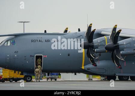 Liepaja, Lettonie- 16 juin 2024 : L'équipage embarque à bord de l'Airbus C.1 A400M Atlas de la Royal Air Force Banque D'Images