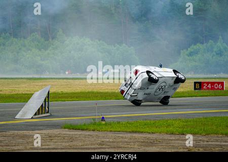 Liepaja, Lettonie- 16 juin 2024 : Stunt car roule latéralement sur deux roues sur la piste de l'aéroport Banque D'Images