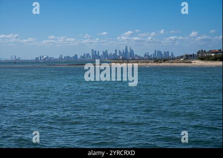 01.11.2024, Melbourne, Victoria, Australie - Blick auf den Strand von Middle Brighton Beach in der Bucht von Port Phillip und der Skyline des Geschaeftszentrums in der Ferne. *** 01 11 2024, Melbourne, Victoria, Australie vue sur Middle Brighton Beach dans la baie de Port Phillip et le centre d'affaires au loin Banque D'Images