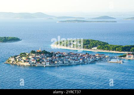 Primosten vieille ville, beau village dalmate, célèbre station touristique sur la côte Adriatique, vue panoramique aérienne Banque D'Images