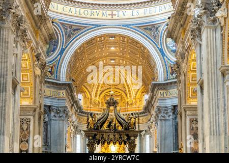 À l'intérieur, la basilique Pierre, avec son dôme doré et le majestueux Baldachin du Bernin dans la Cité du Vatican Banque D'Images