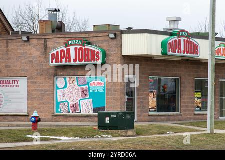 Niagara, CANADA - 21 févr. 2024 : enseigne de Papa John sur un bâtiment en briques. Papa John’s est une chaîne de pizzas populaire basée aux États-Unis. Banque D'Images