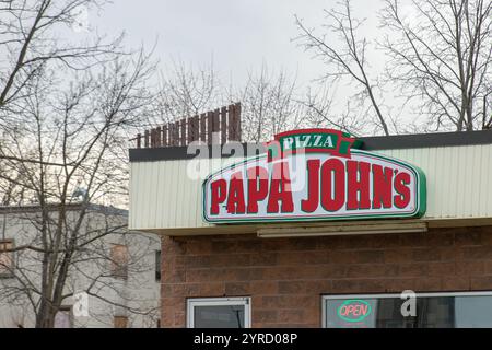 Niagara, CANADA - 21 févr. 2024 : enseigne de Papa John sur un bâtiment en briques. Papa John’s est une chaîne de pizzas populaire basée aux États-Unis. Banque D'Images