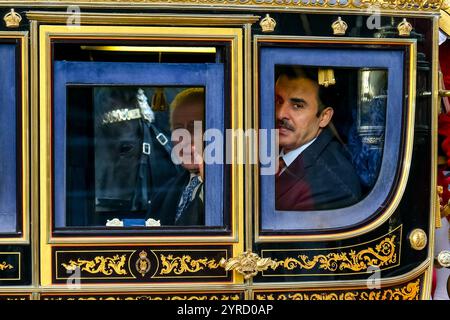 Londres, Royaume-Uni. 3 décembre 2024. Le roi Charles (à gauche) et l'Émir du Qatar, Cheikh Tamim bin Hamad Al Thani, montent dans une procession en calèche le long du Mall en direction du palais de Buckingham après une cérémonie de bienvenue dans Horseguard Parade. Crédit : onzième heure photographie/Alamy Live News Banque D'Images