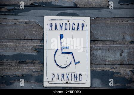 Panneau de stationnement pour handicapés sur la porte roulante au dépôt de bouteilles Return-It sur la 72e Avenue à Surrey, Colombie-Britannique, Canada Banque D'Images