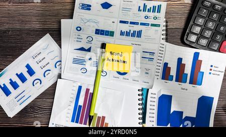 Concept d'activation de marque écrire sur des notes autocollantes isolées sur une table en bois. Banque D'Images