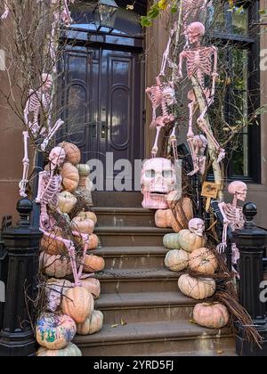 décorations d'halloween sur des marches de grès brun à new york Banque D'Images