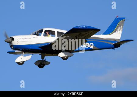 Piper PA-28-140 Cherokee Cruiser avion léger sur le point d'atterrir à l'aérodrome des milles à Aix-en-Provence. Il appartient à l'école de pilotage Sky Explorer Banque D'Images