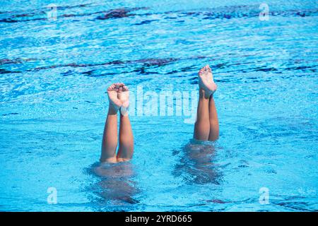 Duo de nageurs artistiques exécutant une routine chorégraphiée synchronisée en piscine Banque D'Images