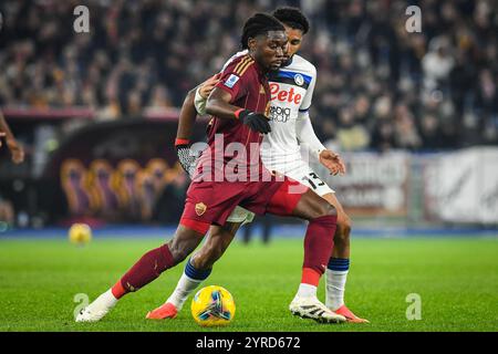 Rome, Italie. 02 décembre 2024. Manu KONE d'AS Roma et Ederson Jose DOS SANTOS LOURENCO DA Silva d'Atalanta lors du championnat italien Serie A match de football entre AS Roma et Atalanta BC le 2 décembre 2024 au Stadio Olimpico à Rome, Italie - photo Matthieu Mirville (M Insabato)/DPPI crédit : DPPI Media/Alamy Live News Banque D'Images