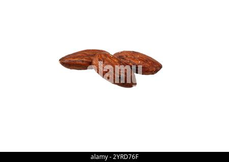 Groupe d'amandes caramélisées isolé sur fond blanc. Banque D'Images