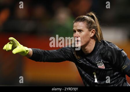 DEN HAAG - USA gardienne de but féminine Alyssa Naeher lors du match amical Interland entre les pays-Bas (v) et les États-Unis (v) au stade Bingoal le 3 décembre 2024 à la Haye, pays-Bas. ANP MAURICE VAN STEEN Banque D'Images