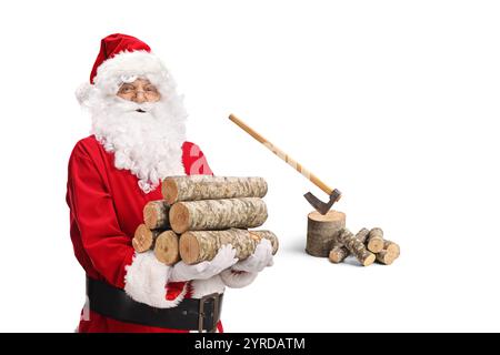 Santa claus coupe du bois de chauffage avec une hache isolée sur fond blanc Banque D'Images