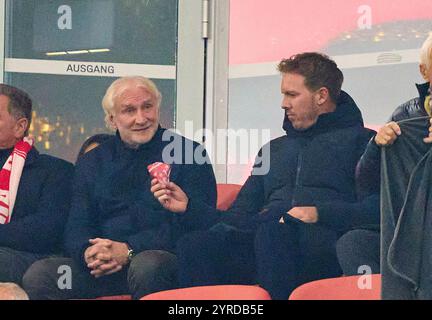 Julian Nagelsmann , Bundestrainer, Nationaltrainer, offre des amandes à Rudi Völler, Voeller (DFB Sportdirektor), dans le match DFB-Pokal FC BAYERN MUENCHEN - BAYER 04 LEVERKUSEN de la Coupe d'Allemagne de football le 3 décembre 2024 à Munich, Allemagne. Saison 2024/2025 photographe : Peter Schatz - LA RÉGLEMENTATION DFB INTERDIT TOUTE UTILISATION DE PHOTOGRAPHIES comme SÉQUENCES D'IMAGES et/ou QUASI-VIDÉO - Banque D'Images