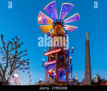 La pyramide illuminée du Wantermaart à Luxembourg, avec le mémorial de Gëlle Fra en arrière-plan Banque D'Images