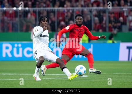 JEREMIE Frimpong (Bayer Leverkusen, #30) im Zweikampf mit Alphonso Davies (FC Bayern Muenchen, #19), GER, FC Bayern Muenchen (FCB) vs Bayer 04 Leverkusen (B04), Fussball DFB Pokal, Achtelfinale, saison 2024/2025, 03.12.2024 les règlements DFB interdisent toute utilisation de photographies comme séquences d'images et/ou quasi-vidéo Foto : Eibner-Memsefoler Banque D'Images