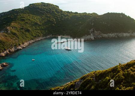 Eau bleue avec un voilier sur l'île de Corfou en Grèce Banque D'Images