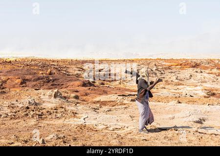 Garde de sécurité avec paysage volcanique de Dallol en arrière-plan, Ethiopie Banque D'Images